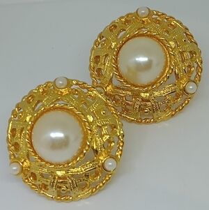 * vintage Ivana Trump gold tone faux pearl clip on earrings